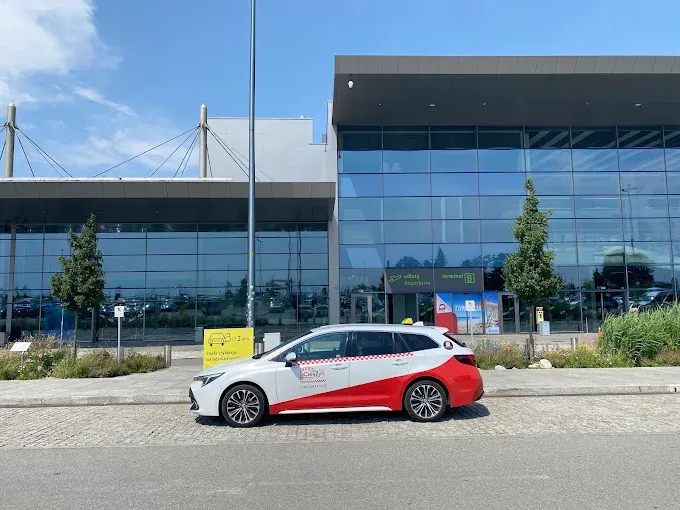 Taksówka Taxi Cieszyn przed terminalem lotniska